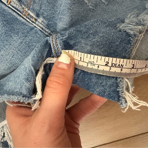 EUC- GOOD AMERICAN CUTT OFF JEANS - Picture 5 of 7